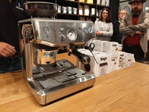 Új SAGE SES 876 Barista Express Impress kávéfőzőgép a magyar piacon is. GasztroMagazin 2022.